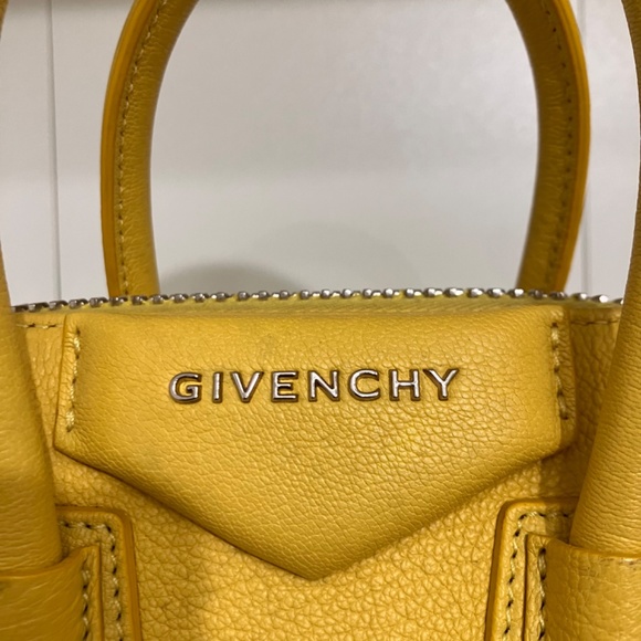 Authentic Givenchy Antigona - Picture 2 of 15